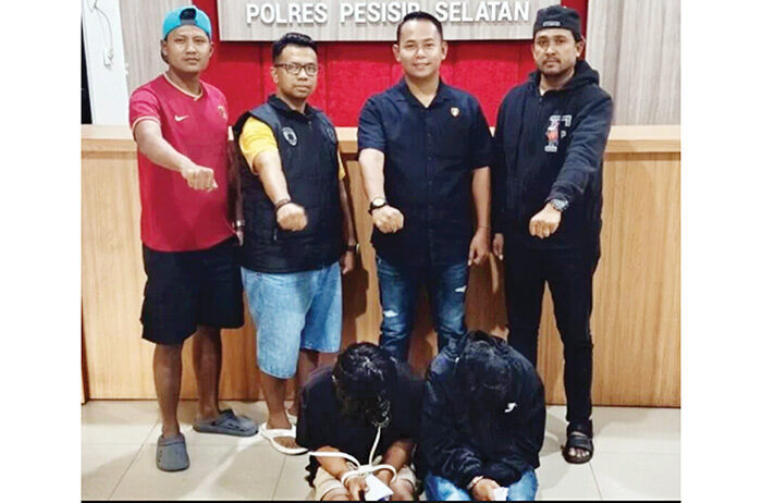 Bejat!, Kakak Beradik Perkosa Gadis SMP, Dibawa ke Kuburan lalu Dieksekusi, Korban Dipukuli dan Dicekik Gegara Melawan 1 PEMERKOSA— Kakak beradik yang memperkosa gadis SMP hingga hamil diamankan
di Mapolres Pessel.