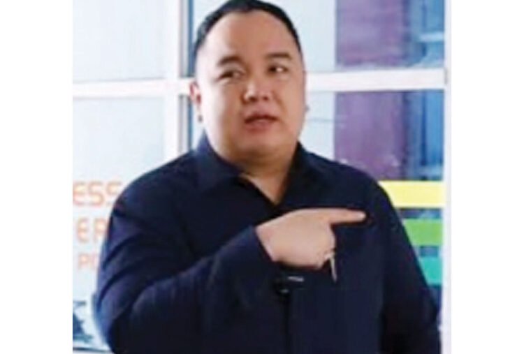 Kecam Aksi Perusakan Rumah Doa Umat Kristen, Wakil Ketua DPRD Sumbar Minta Pelaku Ditindak Tegas 1 BERI PERNYATAAN—
Wakil Ketua DPRD Sumbar, Nanda Satria saat memberikan pernyataan terkait aksi perusakan rumah doa umat Kristen di Kelurahan Padang Sarai.