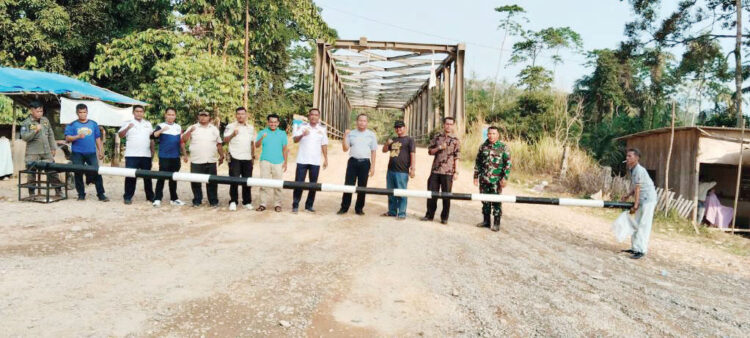 Tertibkan Truk ODOL, Jalan Menuju PT BRM Dipasang Portal, Sekda: Tindakan Kita Punya Dasar Hukum 1 PASANG PORTAL— Pemkab Dharmasraya memasang portal di jalan menuju Simpang BRM, Durian Simpai, Nagari IV Koto Nan Dibawuah, Kecamatan Sembilan Koto.