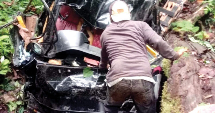 Mobil Pikap Bermuatan Kelapa Terjun ke Jurang, Dua Warga Pessel Tewas, Satu Luka Parah 1 MASUK JURANG— Mobil pikap masuk jurang di KM 38 Sungai Penuh, dekat perbatasan Sumbar dan Jambi. Kecelakaan itu menewaskan dua orang dan satu orang terluka.