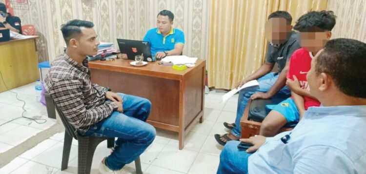 Ancam Sebar Percakapan Mesra, Remaja 15 Tahun Renggut Kehormatan Pacar SMP 1 RUDAPAKSA— Pelaku IM yang tega merudapaksa pacarnya yang masih SMP diamankan
jajaran Satreskrim Polres Limapuluh Kota.