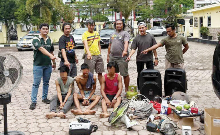 Komplotan Pencuri Spesialis Bobol Ventilasi Ditangkap, Kampus, Puskesmas hingga Dapur MBG jadi Sasaran 1 PENCURI— Tiga pelaku pencurian ditangkap jajaran Satreskrim Polres Pessel.