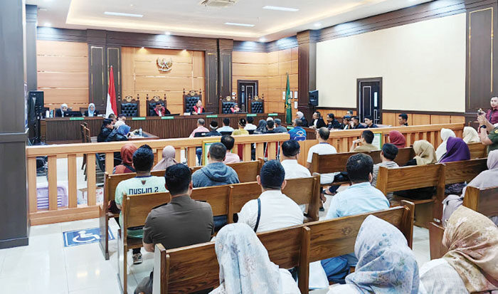 SIDANG— Suasana sidang pembacaan dakwaan oleh JPU terhadap 11 terdakwa kasus korupsi ganti 
rugi proyek tol Padang-Sicincin.