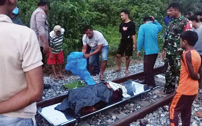Tertabrak Kereta Api, Tubuh IRT Terpotong 4 1 EVAKUASI— Polisi bersama warga mengevakuasi jenazah IRT yang tertabrak keeta api di Korong Paguah Duku, Nagari Kuraitaji,
Kecamatan Nan Sabaris.