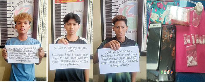 Digerebek di Rumah, Tiga Remaja Kepergok Pesta Sabu 1 SABU—
Tiga pelaku yang salah satunya anak
di bawah umur ditangkap jajaran Satresnarkoba Polres Dharmasraya dengan barang bukti sabu.