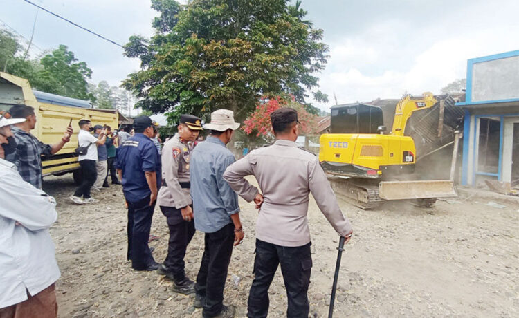 Eksekusi Tanah Diwarnai Ketegangan, Bangunan Diratakan Pakai Ekskavator 1 EKSEKUSI— Pihak PN Kelas II Batusangkar melakukan eksekusi di tanah seluas 1.000 Meter Persegi di Panorama, Jorong Datar, Nagari Tabek Patah, Kecamatan Salimpaung.