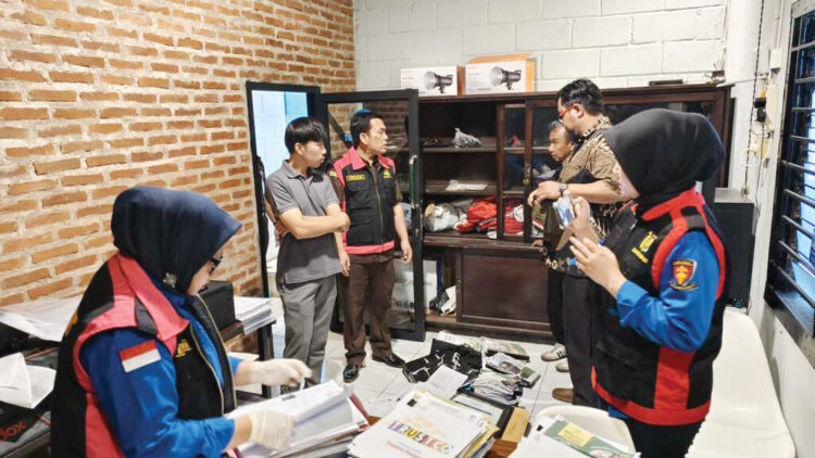 Usut Dugaan Korupsi Pengelolaan Keuangan, Rumah Direktur dan Kantor Perumda Tuah Sepakat Digeledah Kejari 1 PENGGELEDAHAN— Tim penyidik Kejari Tanahdatar melakukan penggeledahan di Kantor Perumda Tuah Sepakat.