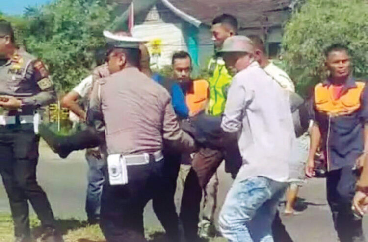 Pemotor Ditemukan Tergeletak di Tengah Jalan, Dibawa ke RS, Identitas Belum Diketahui 1 EVAKUASI— Personel Satlantas Polresta Padang mengevakuasi pengendara sepeda motor yang ditemukan tergeletak di tengah jalan di kawasan Simpang Pisang, Jalan Bypass, Kecamatan Pauh, Kota Padang.