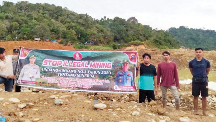 BERANTAS— Satgas Polres Solok Selatan memasang spanduk Stop Illegal Mining di area tambang tak berizin.