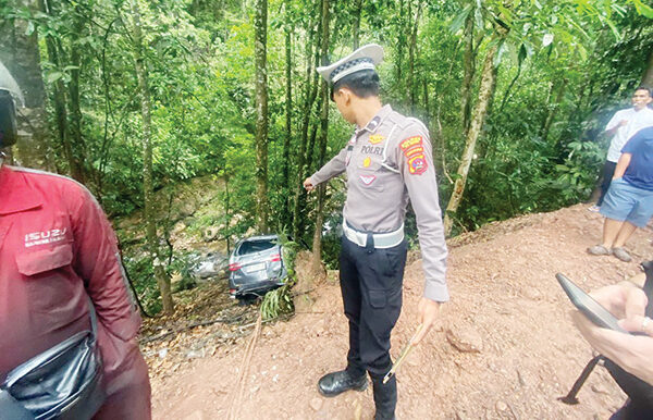 Laga Kambing dengan Daihatsu Sigra saat Menyalip, Mobil Xenia Terjun ke Jurang Kelok 9 1 MASUK JURANG— Mobil Xenia masuk ke dalam jurang setelah bertabrakan dengan mobil Daihatsu Sigra di Jorong Aia Putiah, Nagari Sarilamak, Kecamatan Harau, Kabupaten Limapuluh Kota.