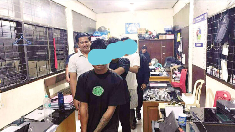 Istri Kedua Hamil Tua, Okta Ditangkap Gegara Narkoba 1 NARKOBA— Pelaku Okta (20) bersama dua temannya ditangkap jajaran Satresnarkoba Polres
Payakumbuh dengan barang bukti sabu dan timbangan digital.