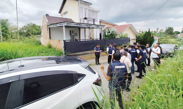 Terkait Penangkapan Ganja 100 Kg, BNN Geledah Rumah Pengedar di Payakumbuh 1 GELEDAH— Tim BNN melakukan penggeledahan di rumah yang dihuni pengedar ganja di di Kompleks Perumahan Rasidah Residence Jalan Raflesia Nomor 3, Kelurahan Koto Tangah, Kecamatan Payakumbuh Barat.