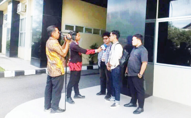 WALHI dan PBHI Polisikan Pemilik Bangunan di Lembah Anai, Terkait Pelanggaran UU Tata Ruang dan Kebencanaan 1 WAWANCARA— Perwakilan WALHI dan PBHI Sumbar diwawancarai wartawan saat melapor ke Polda Sumbar.