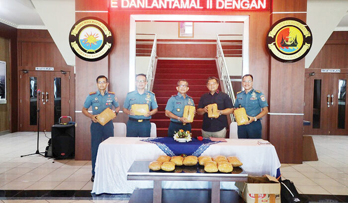 Lantamal II Gagalkan Penyeludupan Ganja di Pantai Natal 1 GANJA— Danlantamal II Laksamana Pertama TNI Sarimpunan Tanjung bersama Kabid pemberantasan dan intelijen BNNP Sumbar Kombes Pol Herlambang, Asintel, Asops dan Dansatrol Danlantamal II memperlihatkan barang bukti ganja.