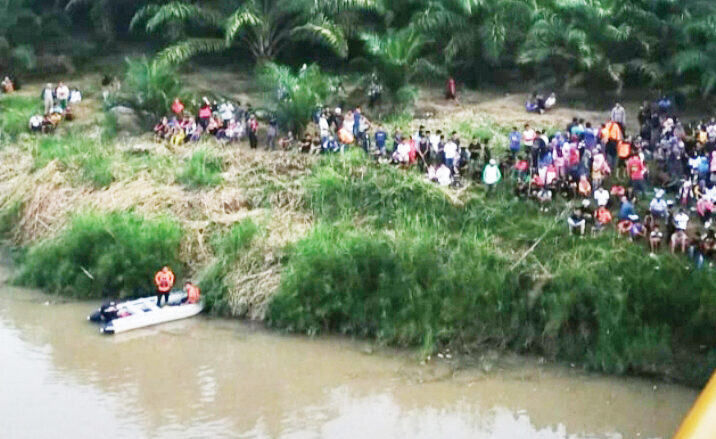Minta Divideokan saat Berenang Menyeberangi Sungai, Pemuda 18 Tahun Tewas Tenggelam di Batang Ombilin 1 TENGGELAM— Pemuda berinisial CSP (18) tewas tenggelam di Sungai Batang Ombilin, Nagari Muaro, Kecamatan Sijunjung.