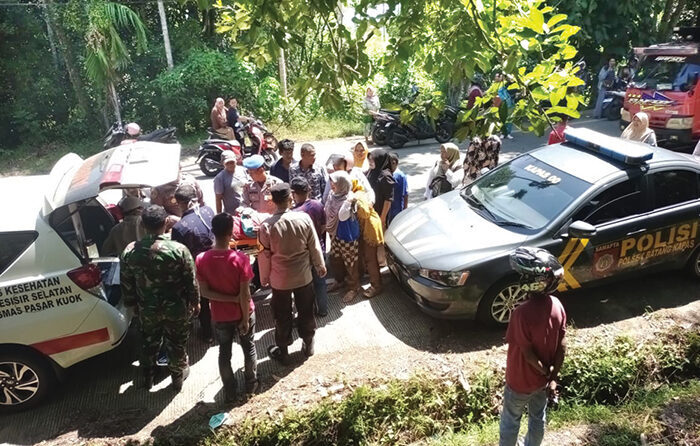 Diduga Kelelahan Padamkan Kebakaran Lahan, Petani Tewas Tertelungkup di Ladang 1 EVAKUASI— Warga bersama Polisi mengevakuasi jenazah petani yang ditemukan tertelungkup di ladangnya di Tampuniak Kampung Teluk Betung, Nagari IV Koto Hilie, Kecamatan Batang Kapas.