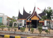 Ironi Efisiensi di Dharmasraya, Ketika Jalan Berlubang dan Jembatan Darurat Berhadapan dengan Mobil Dinas Baru