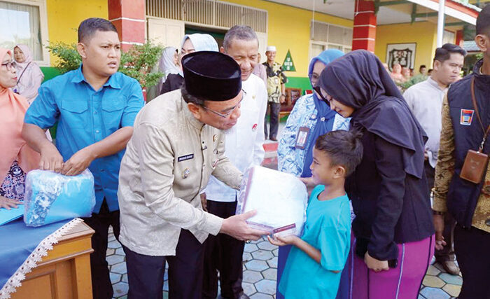 12.606 Ribu Siswa Kurang Mampu Terima Paket Seragam Gratis Pemko 1 PEMBAGIAN SERAGAM GRATIS— Wawako Padang Maigus Nasir, meneyerahkan paket seragam sekolah gratis kepada para siswa, di SDN 03 Alai, Jumat (11/7).