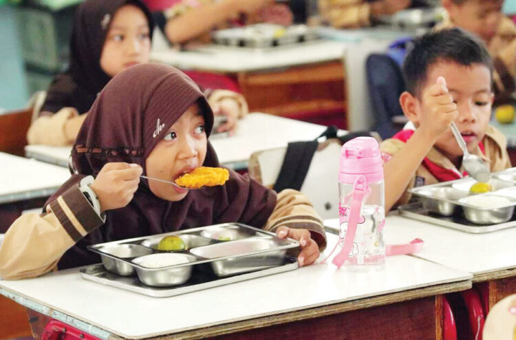 Program MBG Perlu Pengawasan Ketat, Persatuan Ahli Gizi Ingatkan Manajemen yang Baik Pondasinya 1 SANTAP MAKANAN— Siswa saat menyantap makanan pada program Makan Bergizi Gratis (MBG).