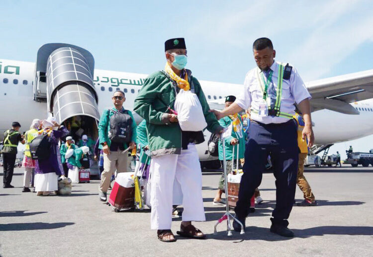BP Haji Tegaskan Belum Ada Wacana Transportasi Penyelenggaraan Ibadah Haji Gunakan Kapal Laut 1 ILUSTRASI— Jamaah haji Debarkasi Surabaya ketika tiba di Bandara International Juanda.