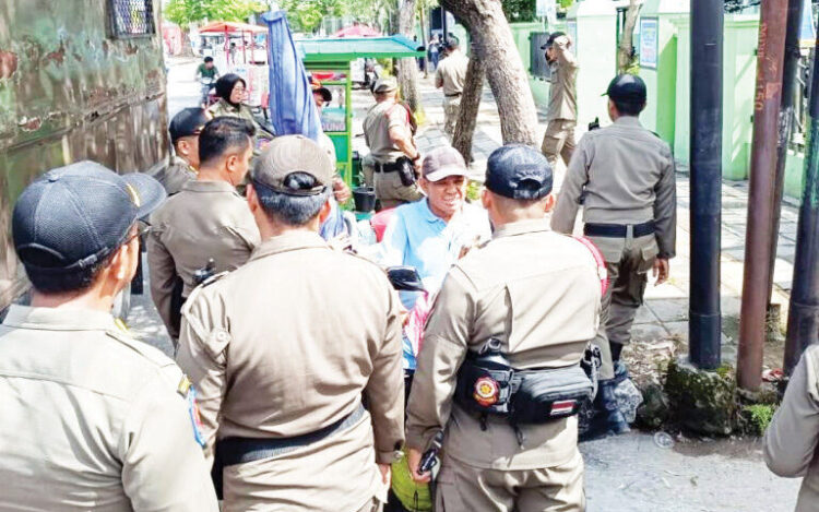 Jualan di Trotoar, Satpol PP Padang Tertibkan PKL 1 PENERTIBAN PKL— Personel Satpol PP melakukan penertiban PKL yang berjualan di trotoar dan badan jalan, di sejumlah kawasan, Selasa (15/7).