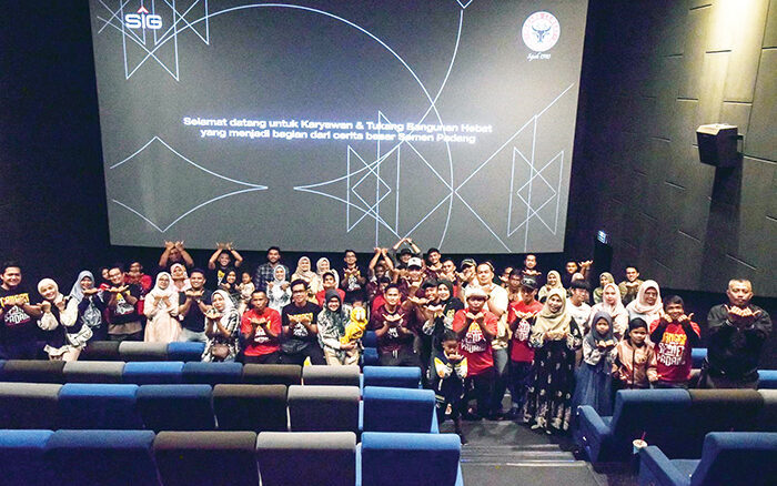 Kejutan Spesial dari PT Semen Padang, “Pahlawan Konstruksi” Diajak Nonton Superman di Bioskop 1 NOBAR SUPERMAN— PT Semen Padang mengajak sejumlah tukang bangunan dan istrinya untuk menonton film Superman di Bioskop CGV Padang, Minggu (14/7) pagi lalu. “Pahlawan konstruksi” ini diundang khusus sebagai bentuk apresiasi atas kontribusi mereka dalam industri konstruksi.