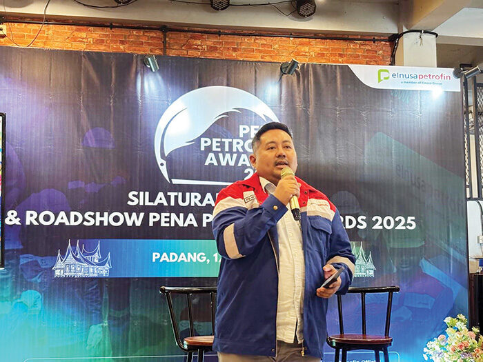 Terus Perkuat Hubungan Strategis, Elnusa Petrofin Ajak Insan Pers Sukseskan Pena Petrofin Awards 2025 1 SOSIALISASI— Manager Corporate Communication & Relations PT Elnusa Petrofin, Putiarsa Bagus Wibowo, saat mensosialisasikan Pena Petrofin Awards 2025, yang dihadiri puluhan jurnalis Sumbar, Kamis (17/7).