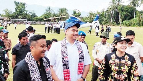 Majukan Olahraga di Dharmasraya, Bupati Annisa Dapat Dukungan Menpora Dito Ariotedjo 1 PARADE— Menpora RI, Dito Ariotedjo, didampingi Wakil Gubernur Sumbar, Vasko Ruseimy dan Bupati Dharmasraya, Annisa Suci Ramadhani, saat lakukan kunjungan dan hadiri Parade Talenta Olahraga Dharmasraya 2025, Kamis (3/7).