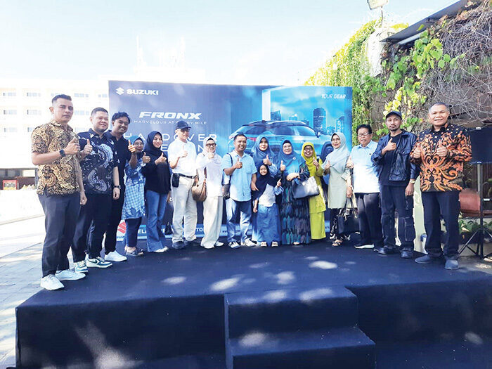 Apresiasi Kepercayaan Pelanggan, Suzuki Padang Gelar Seremoni Penyerahan Perdana Fronx 1 PENYERAHAN UNIT PERDANA— PT Suzuki Indomobil Sales (SIS) dan PT. Elang Perkasa Motor mencatatkan tonggak sejarah baru dengan menyerahkan 10 unit perdana Suzuki Fronx kepada para konsumen secara resmi di wilayah Sumatera Barat, Jumat (18/7).