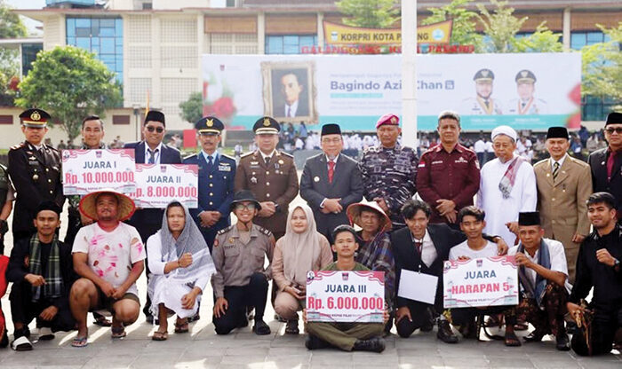 PEMENANG LOMBA NAPAK TILAS— Wawako Padang Maigus Nasir, berfoto bersama dengan para pemenang lomba Napak Tilas Bagindo Aziz Chan, usai pelaksanaan upacara dalam peringatan Hari Gugurnya Pahlawan Nasional Bagindo Aziz Chan ke-78, di Lapangan APEKSI, Balai Kota Padang, Sabtu (19/7).