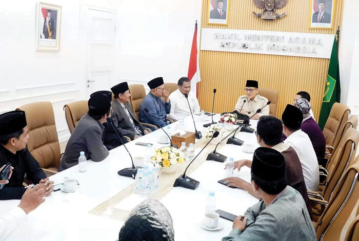 Mantan Petinggi JI Nyatakan Setia kepada NKRI, Siap Berkontribusi untuk Bangsa 1 SILATURAHMI— Wakil Menteri Agama Romo Muhammad Syafi’i menerima rombongan mantan amir atau petinggi Jamaah Islamiyah (JI) di Jakarta (23/7) malam.