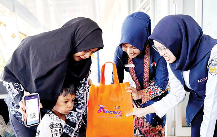 Rayakan Hari Anak Nasional, KAI Divre II Sumbar Berikan Souvenir Menarik untuk Anak-anak di Stasiun Padang 1 SOUVENIR UNTUK ANAK— Memeriahkan Hari Anak Nasional, PT KAI Persero Divisi Regional II Sumatera Barat menggelar kegiatan “Sapa Pelanggan Setia” khusus untuk penumpang anak-anak, Rabu (23/7). Kegiatan ini berlangsung di area ruang tunggu Stasiun Padang serta di atas KA Pariaman Ekspres relasi Pauhlima - Naras.