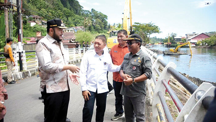 1000 Meter Kubik Sedimen Sudah Dikeruk dari Batang Arau, Jadi Kawasan Wisata Sungai dan Venue Selaju Sampan HJK 356 1 PERSIAPAN SELAJU SAMPAN— Wali Kota Padang Fadly Amran meninjau pengerukan Sungai Batang Arau di kawasan Seberang Palinggam. Pengerukan ini selain sebagai antisipasi banjir, juga merupakan bagian dari persiapan lomba Selaju Sampan yang akan digelar pada 8 Agustus 2025 mendatang, sebagai rangkaian peringatan Hari Jadi Kota (HJK) Padang ke-356.