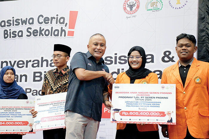 Untuk Masa Depan 1.467 Anak Nagari, Semen Padang Group Bagikan Beasiswa dan Bantuan Pendidikan Rp2,2 M 1 BEASISWA PENDIDIKAN— Direktur Keuangan & Umum PT Semen Padang Oktoweri, menyerahkan program beasiswa dan bantuan pendidikan Semen Padang Group Tahun 2025, di Gedung Serba Guna PT Semen Padang, Rabu (23/7). Sebanyak 1.467 pelajar dari berbagai jenjang menerima beasiswa senilai total Rp2,2 miliar.