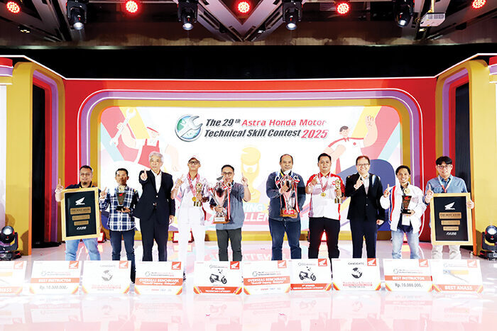 Konsisten Cetak Insan Layanan Unggul, AHM Gelar Technical Skill Contest 2025 1 FOTO BERSAMA— President Director AHM, Susumu Mitsuishi (kiri ketiga) dan Executive Vice President Director AHM - Thomas Wijaya (Kanan ketiga) foto bersama juara 1 pada kategori Teknisi (kiri keempat) dan Service Advisor (kiri keempat) yang didampingi manajemen Main Dealer pada gelaran The 29th Astra Honda Motor Technical Skill Contest 2025 (25/7),