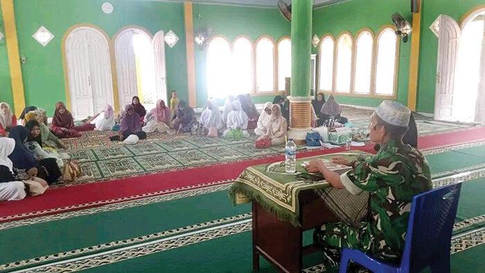 Perkuat Ukhuwah dan Keteladanan Rasulullah, Satgas TMMD Kodim 0310/SSD Berikan Penyuluhan Agama 1 PENYULUHAN— Satgas TNI Manunggal Membangun Desa (TMMD) ke-110 memberikan penyuluhan agama Islam kepada kaum muslimat di Masjid Al Muhajirin, Jorong Muaro Momong, Nagari Sungai Kambut, Kecamatan Pulau Punjung, Minggu (27/7).