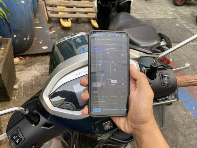 #Cari_Aman di Jalan, Jangan Main HP Sembarangan Saat Naik Motor! 1 TIPS— PT Hayati Pratama Mandiri memberikan tips etika menggunakan ponsel saat mengendarai sepeda motor.