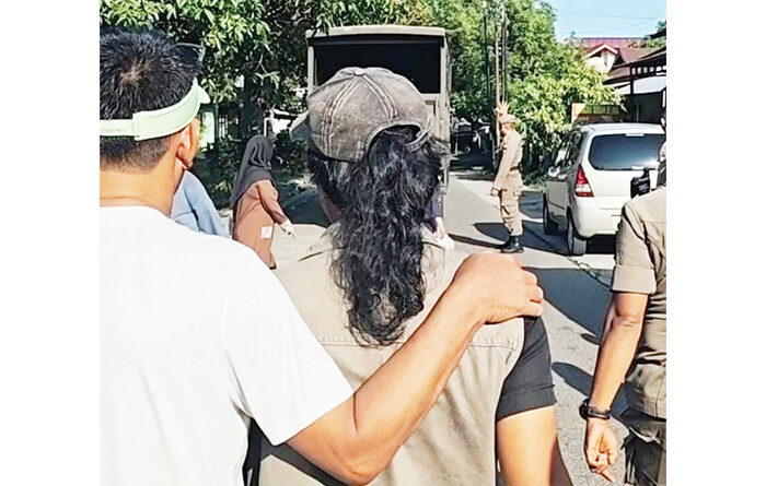 Satpol PP Amankan Pelaku Pungli di CFD Sudirman 1 DIDUGA PUNGLI— Petugas Satuan Polisi Pamong Praja (Satpol PP) Kota Padang mengamankan seorang pemuda berinisial MK (37) karena diduga melakukan pungutan liar (pungli) di kawasan Jalan Sudirman, saat kegiatan Car Free Day (CFD), Minggu (27/7) pagi.