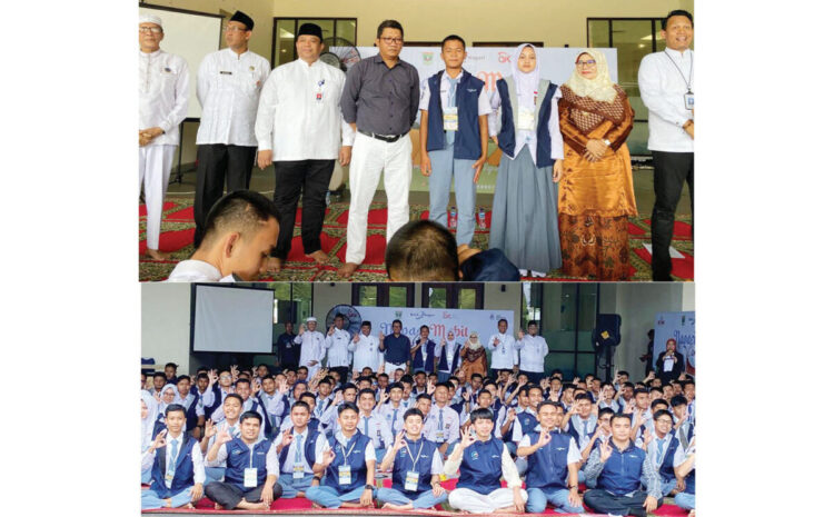 190 Siswa Dibekali Literasi Keuangan Syariah di Mabit Camp Bank Nagari 1 ANTUSIAS— Ratusan siswa-siswi peserta Mabit Camp Bank Nagari berfoto bersama usai pembukaan, Jumat (25/7), di lingkungan
Masjid Raya Syekh Ahmad Khatib Al-Minangkabawi, Padang.