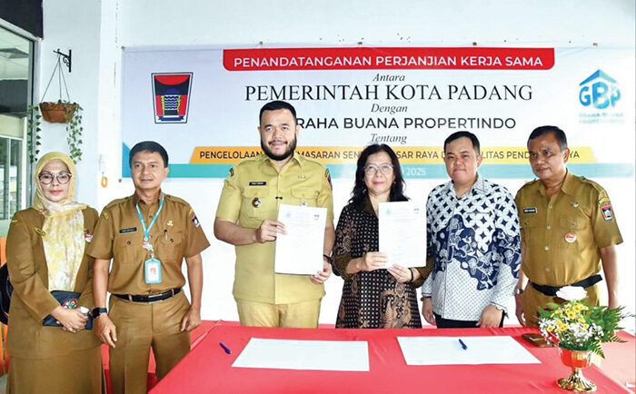 PENANDATANGAN KERJA SAMA— Wali Kota Padang Fadly Amran, bersama Direktur Utama PT Graha Buana Propertindo Sylvia Hasan, saat melakukan penandatangan kerja sama strategis sebagai pengelola baru SPR Plaza, di SPR Plaza Padang, pada Selasa (29/7).