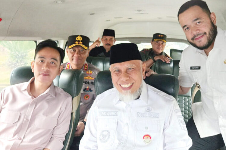 Sehari Bersama Wapres Gibran di Padang, Gubernur dan Wako Tegaskan Komitmen Sumbar Dukung Program Nasional 1 KUNJUNGAN KERJA WAPRES— Gubernur Sumbar Mahyeldi Ansharullah, Kapolda Sumbar Irjen Pol. Dr. Drs. Gatot Tri Suryanta, M.Si., CSFA, Pangdam 1 Bukit Barisan dan Wako Padang Fadly Amran, ikut mendampingi Wakil Presiden Republik Indonesia Gibran Rakabuming Raka, dalam rangkaian kunjungan kerja sehari penuh di Kota Padang, Rabu (30/7).