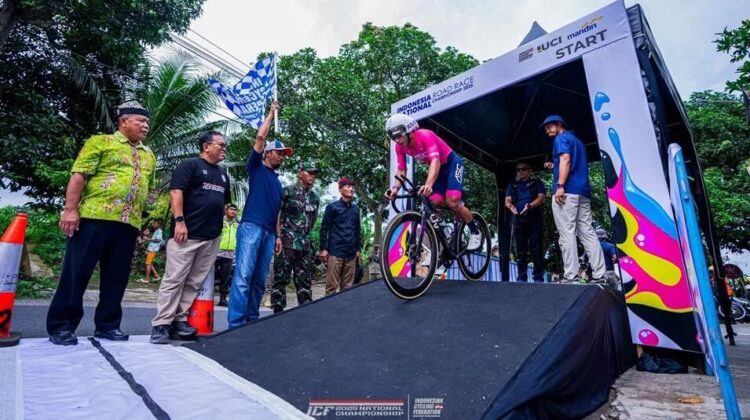 Kejurnas Balap Sepeda 2025, Jadi Seleksi Menuju SEA Games 2025 dan Kualifikasi Olimpiade LA 2028 1 KEJURNAS BALAP SEPEDA— Kejurnas Balap Sepeda 2025 dibuka dengan memperlombakan nomor road race di Banyuwangi.