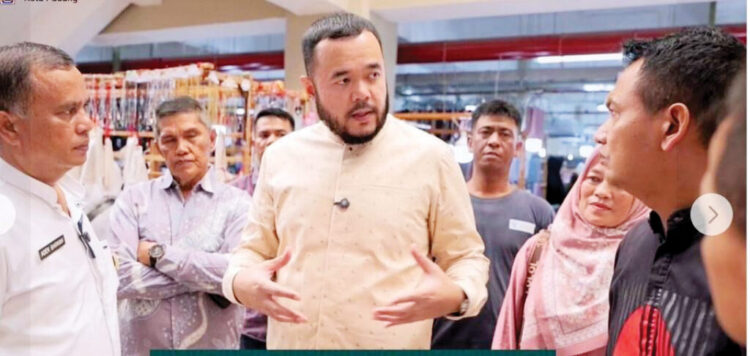 Wako Padang Minta Pedagang Permindo Segera Pindah ke Fase VII, Sabtu dan Minggu Ada Senam Jantung Sehat dan Kreatif 1 PENINJAUAN FASE VII— Wali Kota Padang Fadly Amran didampingi Kepala Dinas Perdagangan Kota Padang, Syahendri Barkah, melakukan peninjauan mendadak ke Fase VII Pasar Raya Padang, untuk percepatan relokasi pedagang Permindo.