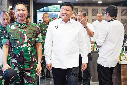 Menko Polkam Budi Gunawan: Kepuasan Publik Terhadap Pemerintahan Prabowo Capai 81,2 Persen 1 TINJAU— Menko Polkam Budi Gunawan bersama Panglima TNI dan sejumlah pejabat lainnya memantau pelaksanaan May Day di seluruh Indonesia dari Subden Mabes TNI, Jakpus, pada Kamis (1/5).