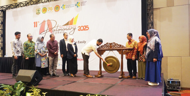 Buka Pulmonary Update 2025, Dovy Djanas: Penyakit Paru Perlu Penanganan Komprehensif 1 PUKUL GONG— Pemubukaan Pulmonary Update 2025 di The ZHM Premiere Hotel Padang, Sabtu (5/7) yang ditandai dengan pemukulan gong oleh Wako Padang, Fadly Amran.