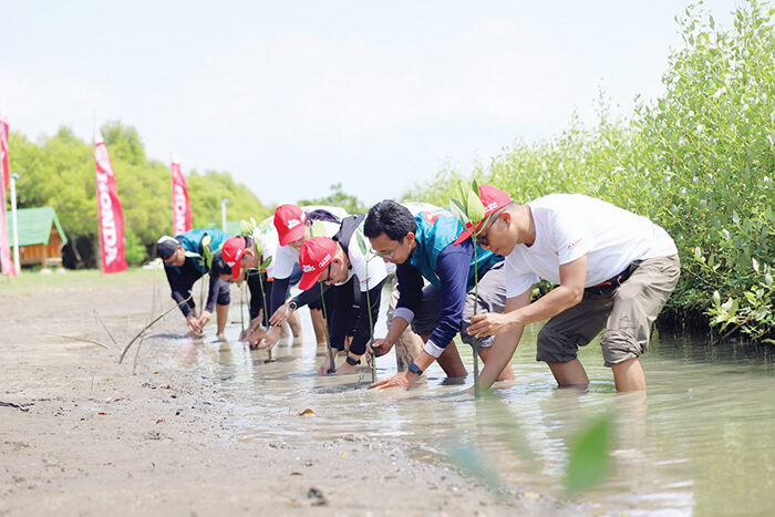 Aksi Nyata SC Squad AHM, Dukung Wisata Hijau di Pesisir Karawang 1 TANAM MANGROVE— Karyawan PT Astra Honda Motor (AHM) yang tergabung dalam Synergy Creator Squad (SC Squad) sedang melakukan penanaman pohon mangrove di Kawasan Ekowisata Mangrove Tambaksari, Desa Tambaksari Kabupaten Karawang, Jawa Barat (29/7).