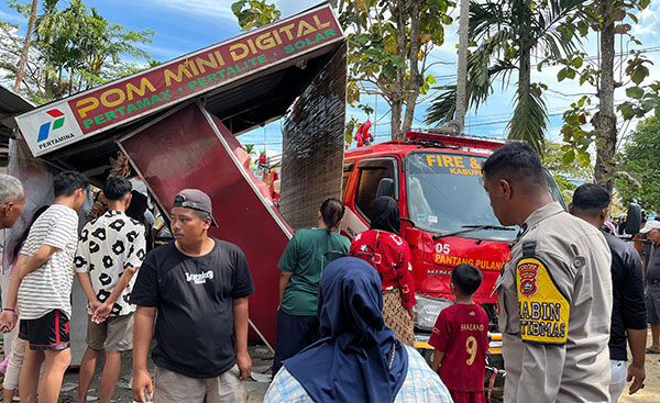 Kecelakaan Maut Gegara Avanza, Mobil Damkar Seruduk Motor dan Pom Bensin Mini, 1 Orang Tewas, 11 Luka-luka 1 KECELAKAAN—
Mobil Damkar mengalami kecelakaan hingga menewaskan satu orang dan 11 orang luka-luka di Simpang Lima, Kelurahan Laiang, Kecamatan Tanjung Harapan,, Selasa (8/7).