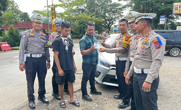 Terjaring Operasi Patuh Gegara Pakai Nopol Palsu, Pengemudi Mobil Yaris Kedapatan Bawa Pil Ekstasi 1 EKSTASI— Pengemudi mobil Yaris yang kedapatan membawa pil ekstasi diamankan Tim Satlantas Polres Dharmasraya.