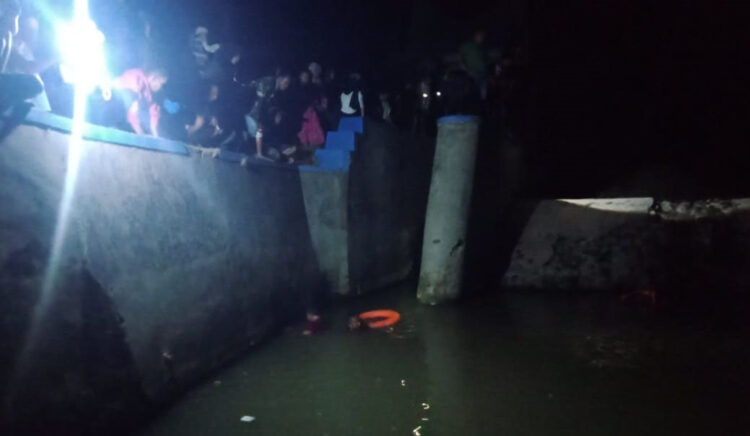 Mandi Bareng Teman-teman, Pelajar SD Tewas Tenggelam di Batang Gawan 1 PENCARIAN— Tim SAR gabungan saat melakukan pencarian terhadap korban Habib (10) yang tenggelam di di aliran Sungai Batang Gawan, Nagari Salayo, Kabupaten Solok.