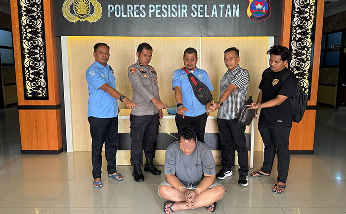 Resahkan Warga, Pengedar Sabu Digerebek Tim Sapu Jagat 1 PENGEDAR— Pelaku RMI (33) ditangkap Tim Sapu Jagat Satresnarkoba Polres Pessel berikut dengan barang
bukti sabu.